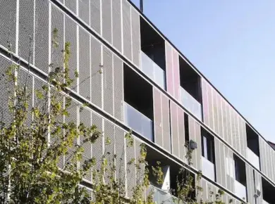 Brise-soleil orientable extérieur installé en façade d'immeuble vitré avec système fixe et volet coulissant