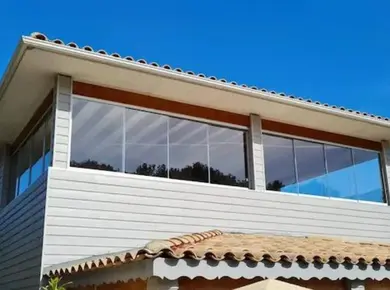 Coulissant Panoramique en verre servant à fermer un balcon à mi-hauteur en 360°
