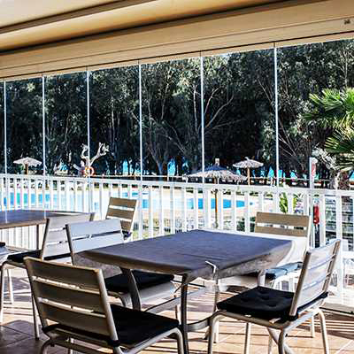 Fermer pergola commerce avec du verre