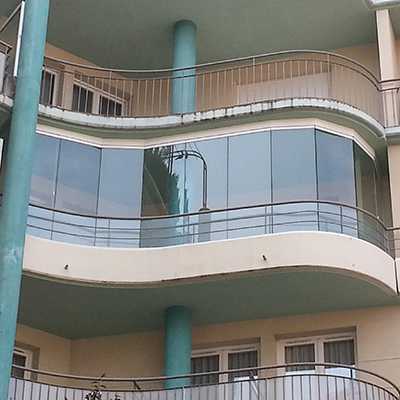 Balcon en forme de vague ou incurvé fermé dans une résidence de vacances