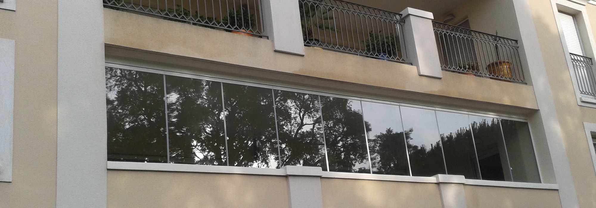 Installer une fermeture en verre sur un balcon de copropriété