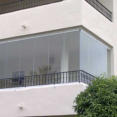 Fermeture en verre coulissante pivotante d'un balcon en angle