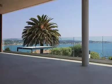 Garde-Corps en verre panoramique sur une terrasse de grandes dimensions