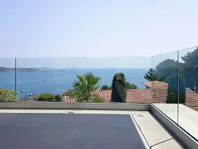 configuration en angle interne d'un garde-corps en verre et aluminium