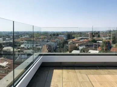 Exemple de garde-corps en verre posé en applique intérieur pour protéger un toit terrasse des chutes potentielles.