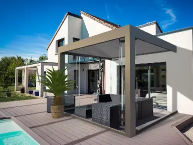 Glass Concept structure à toit d'ombrage et système en verre installé en adossé sur une terrasse