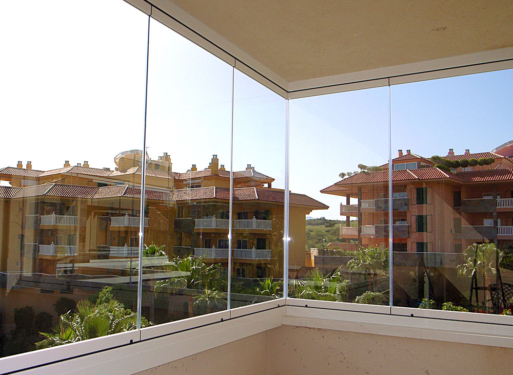 Fermeture de balcon en verre sans profils pour balcon.