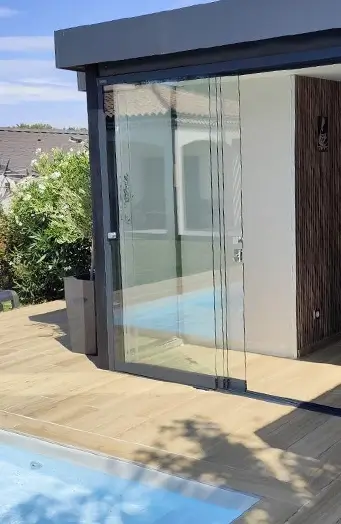 fermeture en verre sur terrasse avec piscine