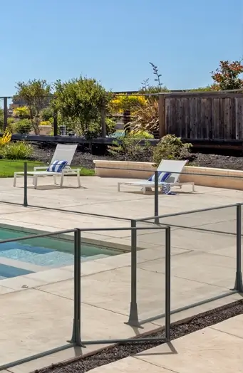 fermeture en verre sur terrasse avec piscine