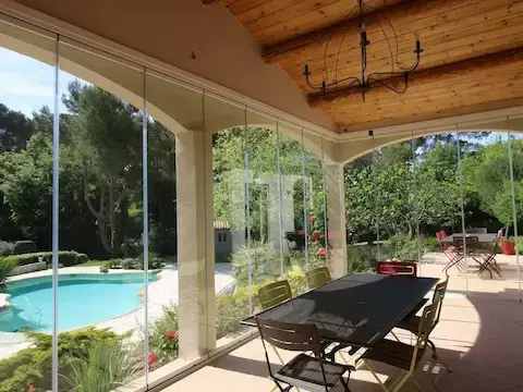 Cloison en verre pour fermer des terrasses, des balcons, des pergolas avec des supports fragiles