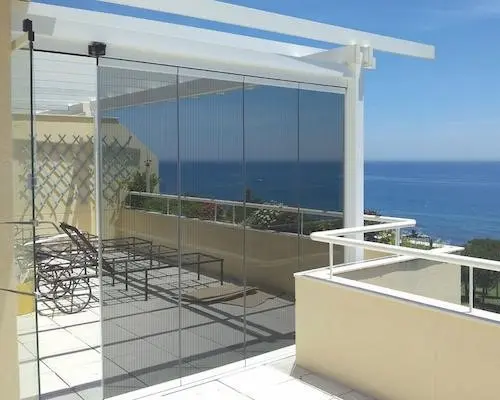 Moustiquaire de grande dimensions pour système de fermeture en verre coulissant et pivotant et pergola