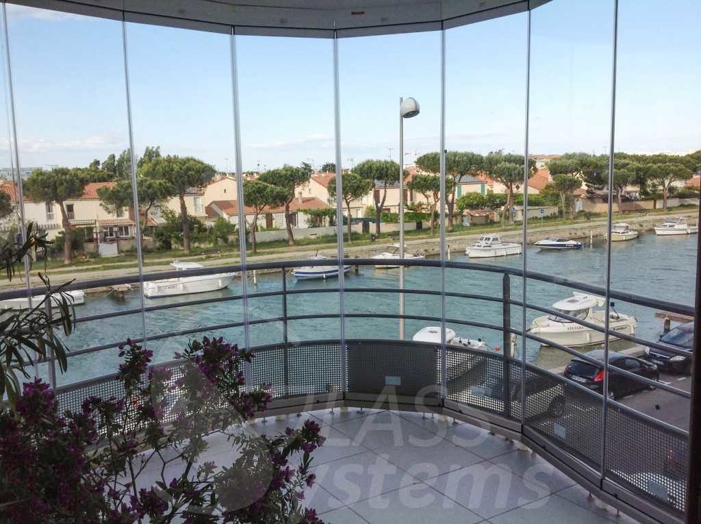 Fermeture d'un balcon en forme de vague fermeture pour balcon forme vague