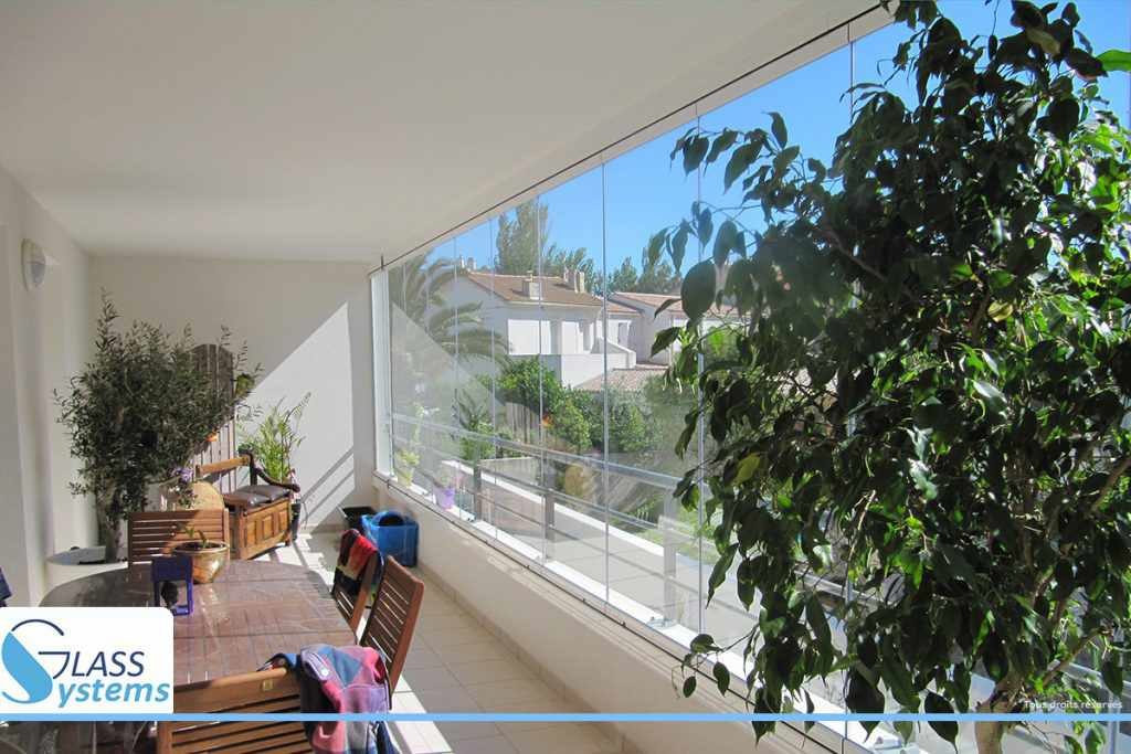 Fermer son balcon avec du verre