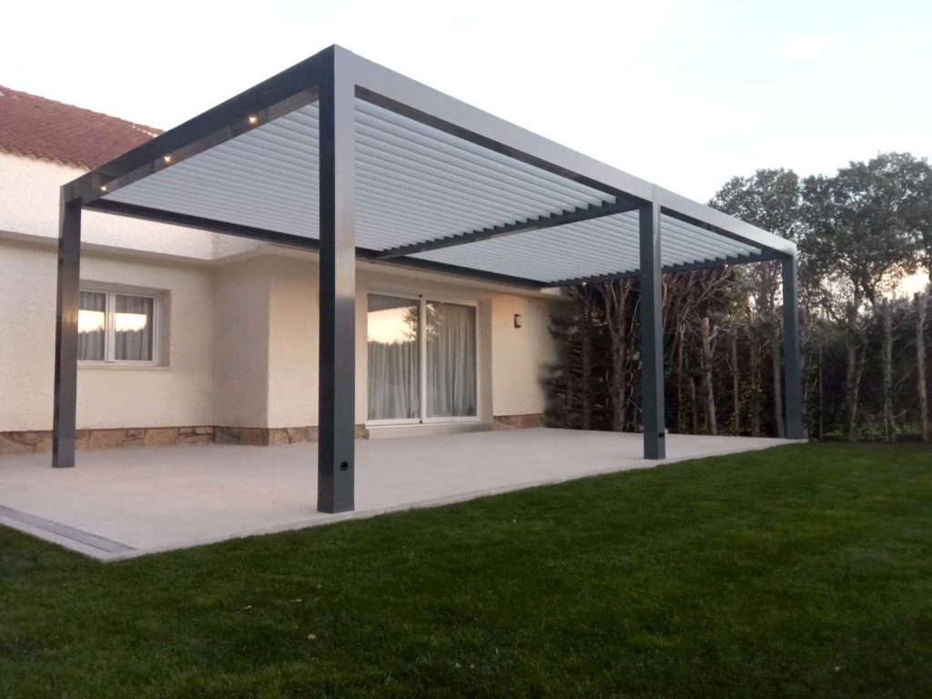 Pergola bioclimatique autoportée installée en enfilade