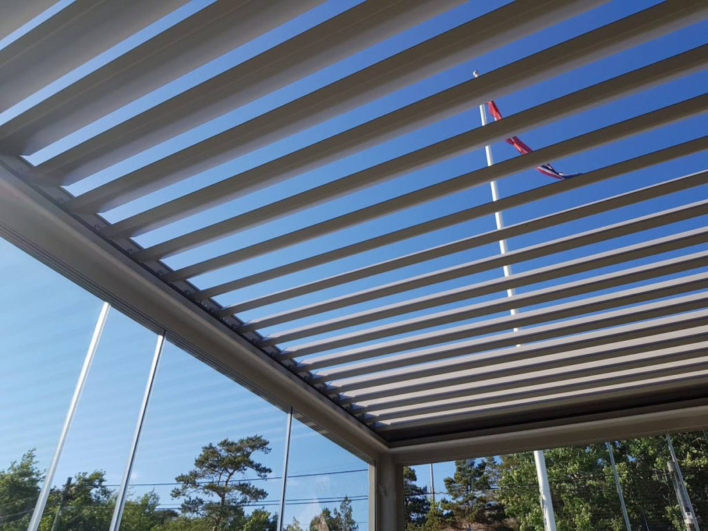 Choisir une pergola bioclimatique en aluminium avec toit lames orientables.