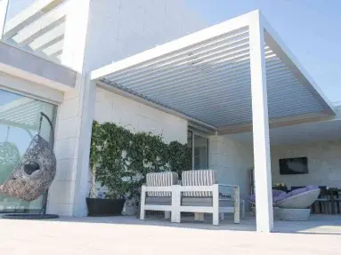 Pergola Bioclimatique Glass Concept pour aménager un espace ombrager sur votre terrasse ou dans votre jardin