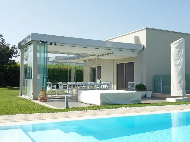 Rideau de Verre, fermeture en verre coulissant et pivotant pour aménager terrasse balcon et pergola