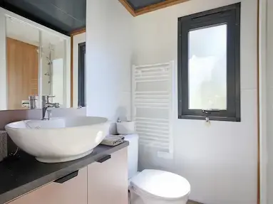 L'Annexe Glass Systems et sa salle de bains en option, avec tout le confort d'une vraie maison.