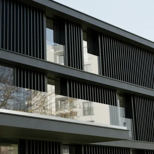 Immeuble sécurisé par des balustrades en verre pour les portes-fenêtres et un garde-corps vitré sur le balcon terrasse