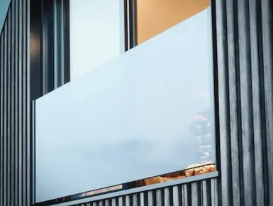 Zoom sur la Balustrade en Verre, garde-corps posé entre murs pour sécuriser une baie vitrée ou une porte-fenêtre coulissante