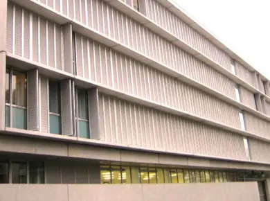 Harmonisation de l'ensemble d'un batîment avec plusieurs volets accordéons sur mesure avec balcon de couleur aluminium blanc cassé