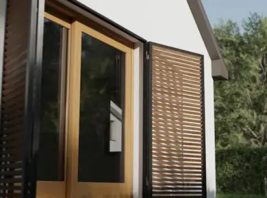 Brise-soleil battant avec panneaux repliés une fois ouvert, détournable en porte persienne pour l'intérieur.