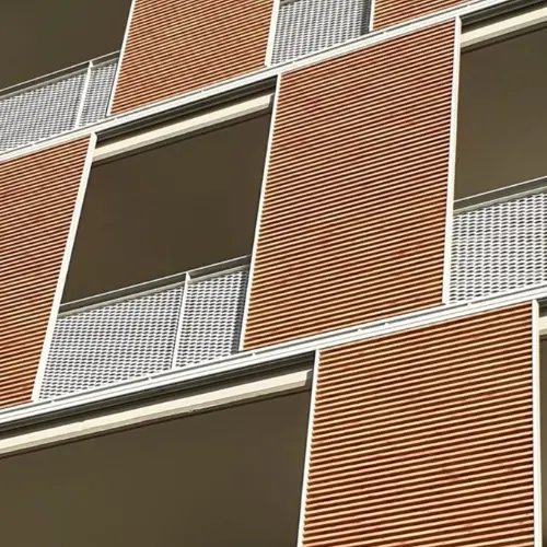 Brise-soleil orientable à lames fixes en bois sur un volet coulissant aluminium