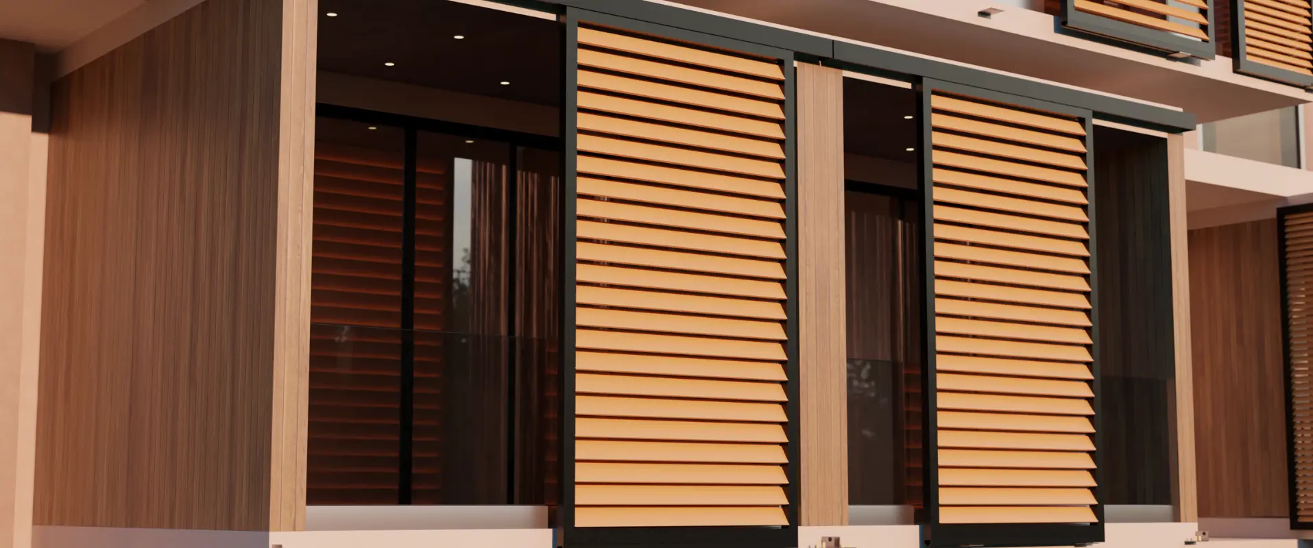 Brise-soleil Orientable installé comme volet coulissant pour un ensemble de balcons avec garde-corps en verre dans une copropriété.