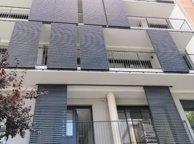 Panneau coulissant extérieur en guise de brise-soleil à lames fixes pour se préserver du vis-à-vis.