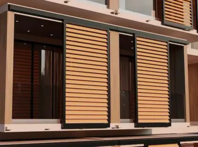 Brise-soleil orientable sur mesure alliant aluminium coloré et bois thermodur naturel comme cloison extérieure coulissante pare-soleil.