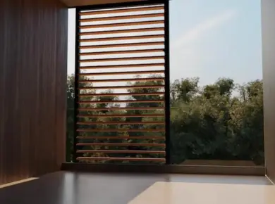 Vue intérieure depuis le balcon d'un appartement avec l'installation d'un brise-soleil orientable de type volet ou cloison coulissante pour atténuer la lumière et la température en journée.