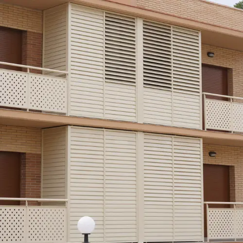 Brise-soleil utilisé comme panneau brise vue à lames orientables en partie haute et fixes en partie basse