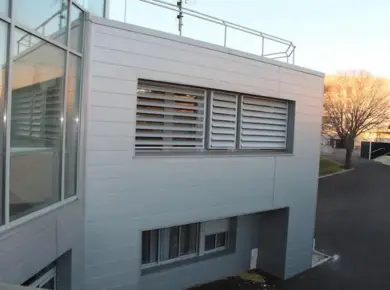 Brise-soleil fixe en guise de claustra en aluminium extérieur pour 3 fenêtres sur mesure avec lames mobiles.