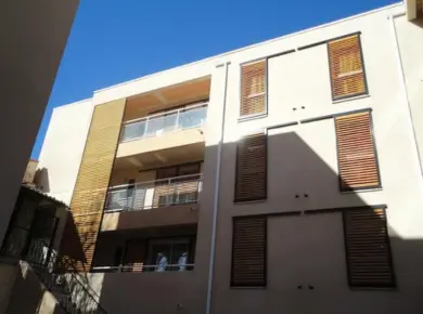 Installation de brise-soleil fixe sur 3 balcons pour créer une zone ombragée par un claustra brise-vue et des volets coulissants sur des fenêtres standards.