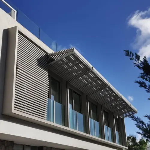 Brise-soleil horizontal avec porte fenetre en étage et balustrade en verre