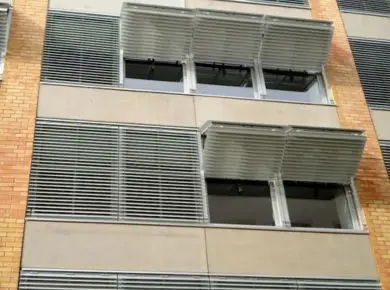 Brise-soleil horizontal avec panneau replié en auvent module simple sur mesure en aluminium blanc personnalisé