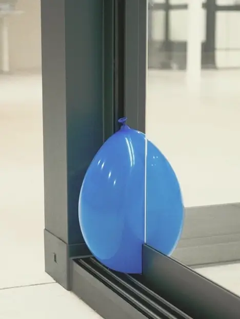 Coulissant Panoramique Glass Systems en version cloison industrielle vitrée avec auto-verrouillage bas loquet noir