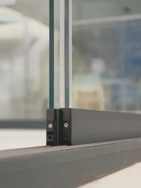 Coulissant Panoramique Glass Systems en version cloison industrielle vitrée avec pommeau simple ou double noir