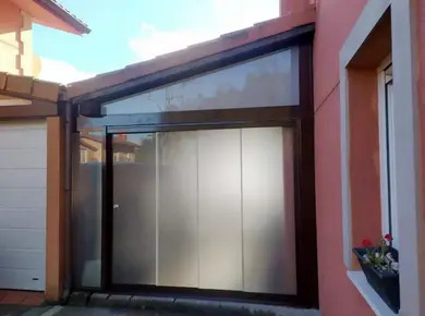 Cloison en verre opaque pour fermer une terrasse ou un balcon afin de se préserver du regard des voisins et du vis-à-vis.