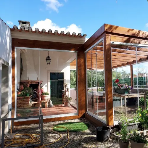 Coulissant Panoramique, cloison vitrée extérieur pour fermer une terrasse et une pergola en bois