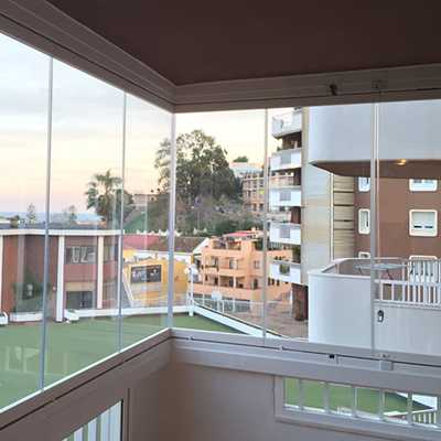 Balcon en angle fermé avec un Rideau de Verre