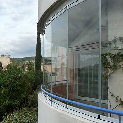 Balcon courbé vitré avec le Rideau de Verre