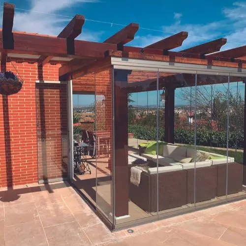 Paroi en Verre Rétractable fermant une pergola structure en bois en angle