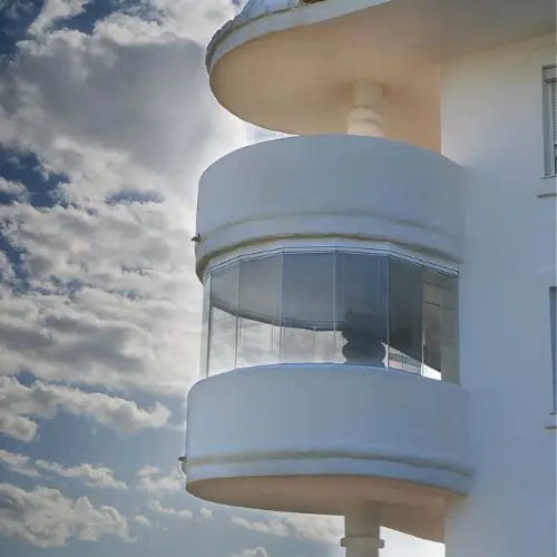 Rideau de Verre, solution de fermeture de balcon coulissante pivotante qui passe facilement les angles et les arrondis