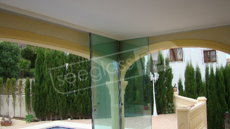 Coulissant en verre ouvert