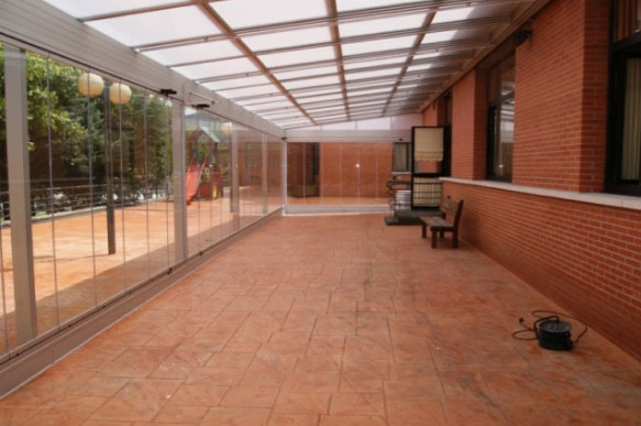 Système de fermeture pour terrasse de restaurant