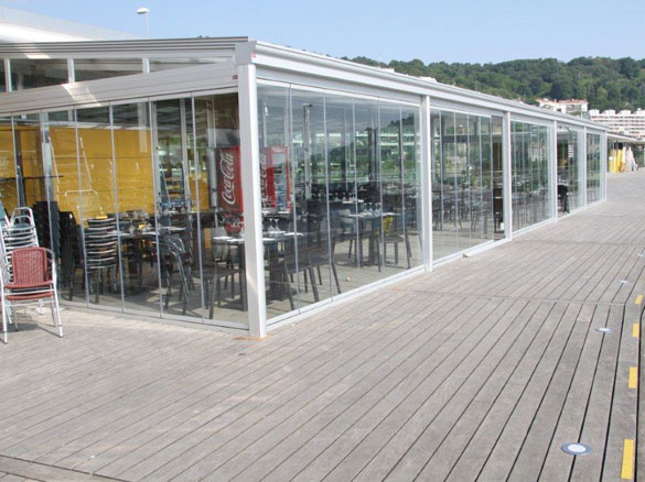Terrasse de café hotel restaurant tout en verre