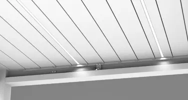 Eclairage à LED intégré dans lames du toit d'ombrage du Glass Concept