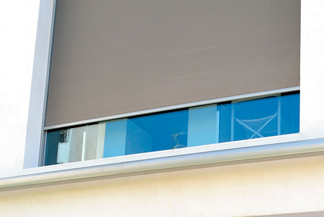 Store vertical sur façade de bâtiment