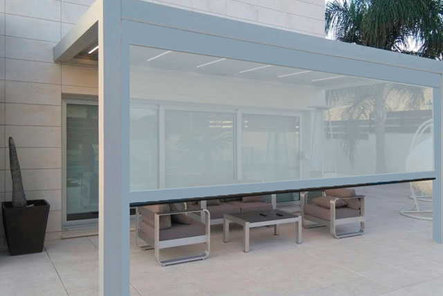 Store vertical sur pergola
